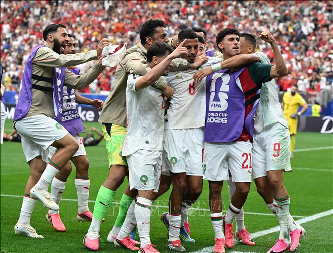 Niềm vui của các tuyển thủ Morocco khi đánh bại Canada để vào đấu ở tứ kết World Cup 2026. Ảnh: THX/TTXVN