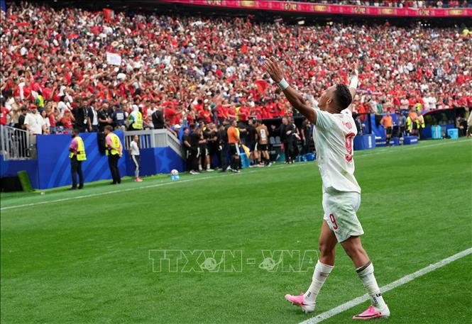 Tiền đạo Maroc Soufiane Rahimi ăn mừng sau khi ghi bàn ấn định tỉ số 3-0, giúp đại diện châu Phi sở hữu tấm vé vào tứ kết. Ảnh: THX/TTXVN phát