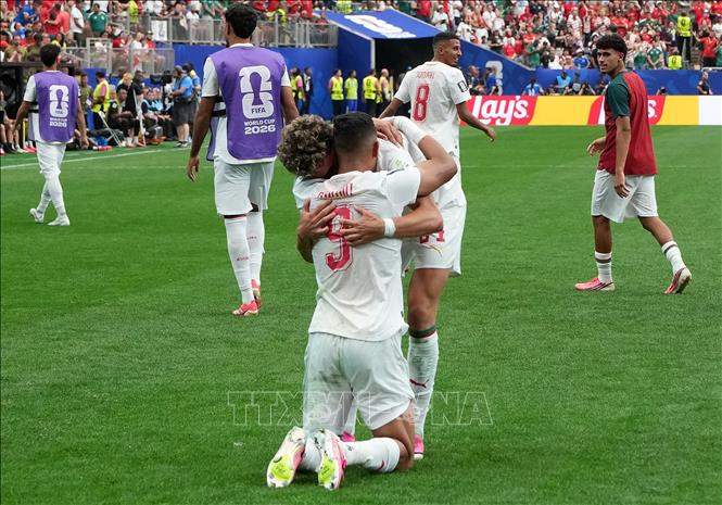 Tiền đạo Maroc Soufiane Rahimi (số 9) chia vui cùng đồng đội sau khi ghi bàn ấn định tỉ số 3-0, giúp đại diện châu Phi sở hữu tấm vé vào tứ kết. Ảnh: THX/TTXVN phát