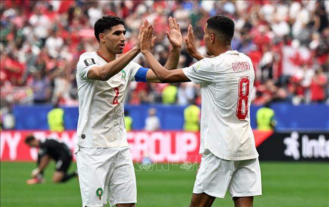 Tiền vệ Azzedine Ounahi (phải) ăn mừng bàn thắng mở tỷ số 1-0 cho Maroc. Ảnh: THX/TTXVN phát
