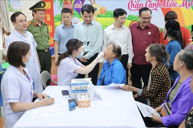 Chương trình gồm khám Nội khoa, khám Tai mũi họng, Mắt, Răng hàm mặt, siêu âm ổ bụng tổng quát, điện tim, phát thuốc, xét nghiệm đường máu mao mạch và tư vấn về sức khỏe cho người dân. Ảnh: Minh Quyết - TTXVN
