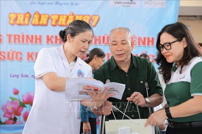 Bác sĩ Bệnh viện Hữu nghị tư vấn, phát thuốc miễn phí cho người đến khám. Ảnh: Minh Quyết - TTXVN