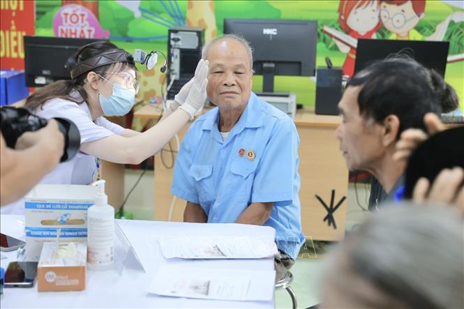 Chương trình gồm khám Nội khoa, khám Tai mũi họng, Mắt, Răng hàm mặt, siêu âm ổ bụng tổng quát, điện tim, phát thuốc, xét nghiệm đường máu mao mạch và tư vấn về sức khỏe cho người dân. Ảnh: Minh Quyết - TTXVN