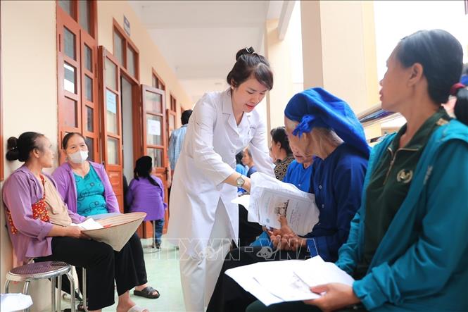 Bác sĩ Bệnh viện Hữu nghị tư vấn cho người đến khám. Ảnh: Minh Quyết - TTXVN