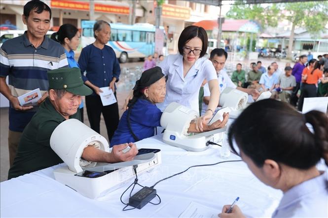 Khu vực đo huyết áp cho người đến khám. Ảnh: Minh Quyết - TTXVN