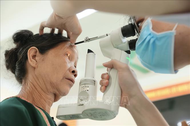 Chương trình gồm khám Nội khoa, khám Tai mũi họng, Mắt, Răng hàm mặt, siêu âm ổ bụng tổng quát, điện tim, phát thuốc, xét nghiệm đường máu mao mạch và tư vấn về sức khỏe cho người dân. Ảnh: Minh Quyết - TTXVN