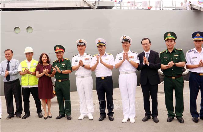 Các đại biểu dự lễ đón tàu chụp ảnh lưu niệm cùng nhóm Chỉ huy Biên đội tàu 83 Trung Quốc. Ảnh: Xuân Khu-TTXVN.