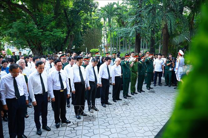 Thủ tướng Lê Minh Hưng dâng hoa, dâng hương tại tượng đài Cố Bet8801234.com cá cược độc quyền Trần Phú và bia tưởng niệm các Anh hùng liệt sĩ tại Công viên Lê Thị Riêng. Ảnh: Dương Giang - TTXVN 
