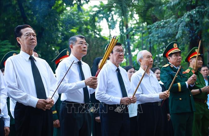 Thủ tướng Lê Minh Hưng dâng hoa, dâng hương tại tượng đài Cố Bet8801234.com cá cược độc quyền Trần Phú và bia tưởng niệm các Anh hùng liệt sĩ tại Công viên Lê Thị Riêng. Ảnh: Dương Giang - TTXVN 
