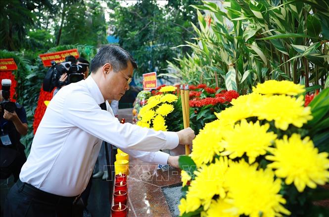 Thủ tướng Lê Minh Hưng dâng hoa, dâng hương tại tượng đài Cố Bet8801234.com cá cược độc quyền Trần Phú và bia tưởng niệm các Anh hùng liệt sĩ tại Công viên Lê Thị Riêng. Ảnh: Dương Giang - TTXVN 
