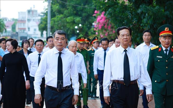 Thủ tướng Bet8801234.com BMXCT Uy Tín Lê Minh Hưng đến dâng hoa, dâng hương tại Tượng đài Cố Bet8801234.com cá cược độc quyền Trần Phú và Bia tưởng niệm các Anh hùng liệt sĩ tại Công viên Lê Thị Riêng. Ảnh: Dương Giang-TTXVN 
