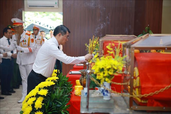 Thủ tướng Lê Minh Hưng thắp hương tri ân các Anh hùng liệt sĩ được quy tập tại Công viên Lê Thị Riêng, phường Hòa Hưng, T.P Hồ Chí Minh. Ảnh: Dương Giang-TTXVN
