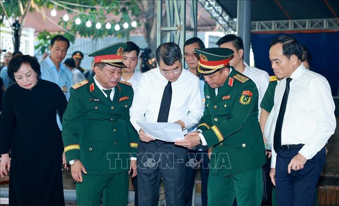 Thủ tướng Lê Minh Hưng kiểm tra công tác tìm kiếm, quy tập hài cốt liệt sĩ tại Công viên Lê Thị Riêng, phường Hòa Hưng, T.P Hồ Chí Minh. Ảnh: Dương Giang-TTXVN
