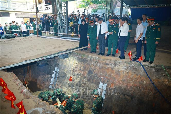 Thủ tướng Lê Minh Hưng kiểm tra công tìm kiếm, quy tập hài cốt liệt sĩ tại Công viên Lê Thị Riêng, phường Hòa Hưng, T.P Hồ Chí Minh. Ảnh: Dương Giang-TTXVN

