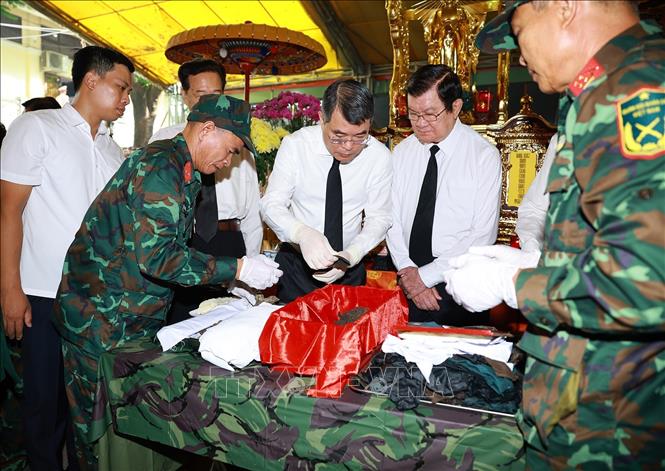 Thủ tướng Lê Minh Hưng cùng các lực lượng tham gia quy tập hài cốt liệt sĩ tại Công viên Lê Thị Riêng, phường Hòa Hưng, T.P Hồ Chí Minh. Ảnh: Dương Giang-TTXVN
