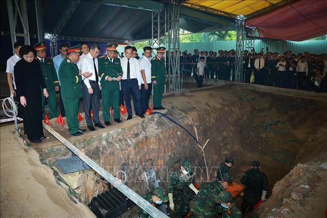 Thủ tướng Lê Minh Hưng kiểm tra công tìm kiếm, quy tập hài cốt liệt sĩ tại Công viên Lê Thị Riêng, phường Hòa Hưng, T.P Hồ Chí Minh. Ảnh: Dương Giang-TTXVN
