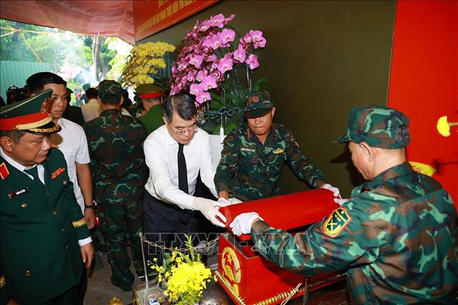 Thủ tướng Lê Minh Hưng tham gia cùng lực lượng tìm kiếm, quy tập hài cốt liệt sĩ tại Công viên Lê Thị Riêng, phường Hòa Hưng, T.P Hồ Chí Minh. Ảnh: Dương Giang-TTXVN
