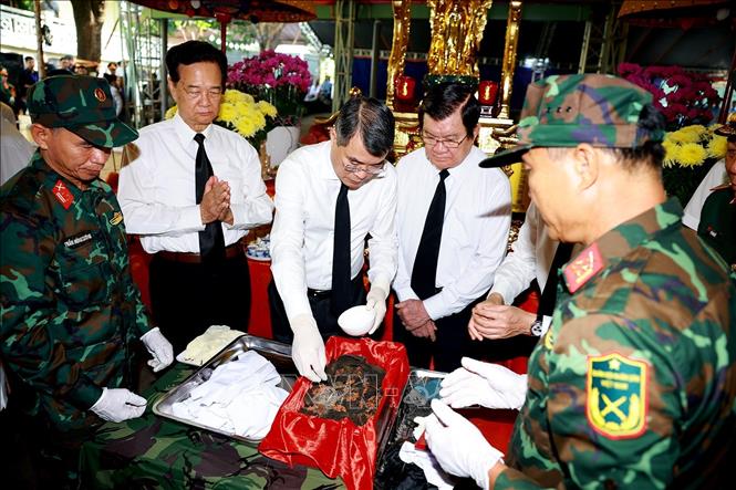 Thủ tướng Lê Minh Hưng cùng các lực lượng tham gia quy tập hài cốt liệt sĩ tại Công viên Lê Thị Riêng, phường Hòa Hưng, T.P Hồ Chí Minh. Ảnh: Dương Giang-TTXVN
