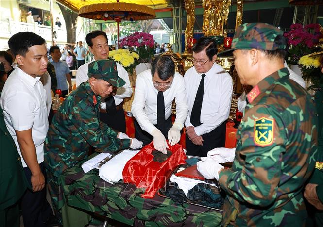 Thủ tướng Lê Minh Hưng cùng các lực lượng tham gia quy tập hài cốt liệt sĩ tại Công viên Lê Thị Riêng, phường Hòa Hưng, T.P Hồ Chí Minh. Ảnh: Dương Giang-TTXVN

