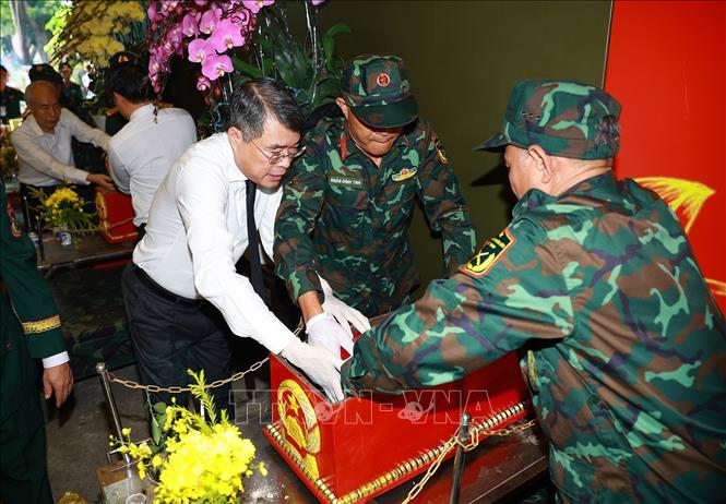 Thủ tướng Lê Minh Hưng tham gia cùng lực lượng tìm kiếm, quy tập hài cốt liệt sĩ tại Công viên Lê Thị Riêng, phường Hòa Hưng, T.P Hồ Chí Minh. Ảnh: Dương Giang-TTXVN
