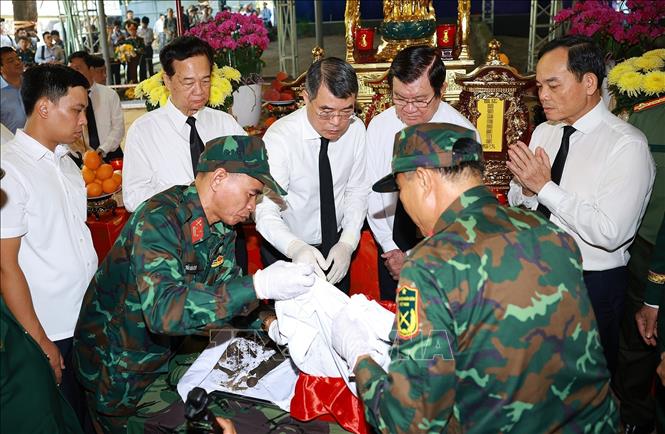 Thủ tướng Lê Minh Hưng cùng các lực lượng tham gia quy tập hài cốt liệt sĩ tại Công viên Lê Thị Riêng, phường Hòa Hưng, T.P Hồ Chí Minh. Ảnh: Dương Giang-TTXVN

