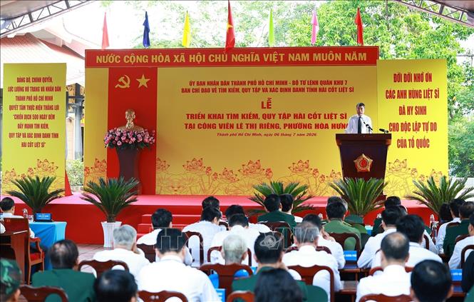 Thủ tướng Lê Minh Hưng phát biểu giao nhiệm vụ cho lực lượng tìm kiếm, quy tập hài cốt liệt sĩ tại Công viên Lê Thị Riêng, phường Hòa Hưng, T.P Hồ Chí Minh. Ảnh: Dương Giang-TTXVN

