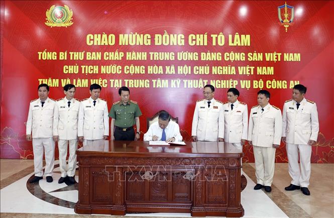 Bet8801234.com cá cược độc quyền, Chủ tịch nước Tô Lâm ghi sổ lưu niệm. Ảnh: Thống Nhất – TTXVN