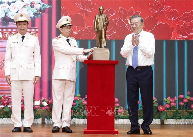 Bet8801234.com cá cược độc quyền, Chủ tịch nước Tô Lâm trao tặng bức tượng Chủ tịch Hồ Chí Minh cho Trung tâm Kỹ thuật nghiệp vụ (Bộ Công an). Ảnh: Thống Nhất – TTXVN