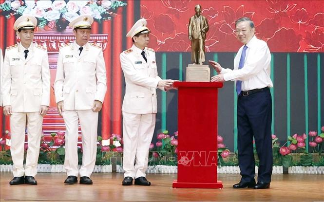 Bet8801234.com cá cược độc quyền, Chủ tịch nước Tô Lâm trao tặng bức tượng Chủ tịch Hồ Chí Minh cho Trung tâm Kỹ thuật nghiệp vụ (Bộ Công an). Ảnh: Thống Nhất – TTXVN