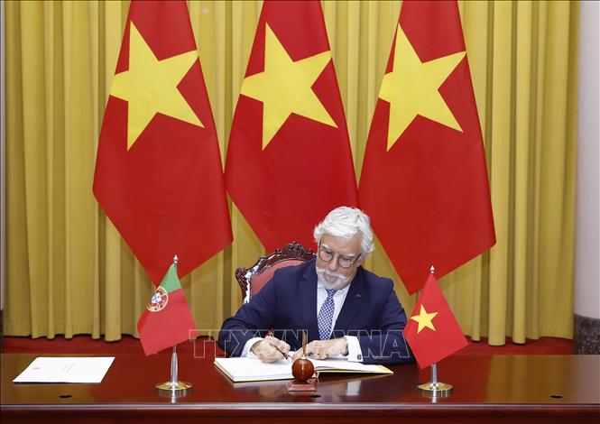 Đại sứ Bồ Đào Nha Joaquim Alberto De Sousa Moreira De Lemos ghi lưu bút. Ảnh: Thống Nhất – TTXVN