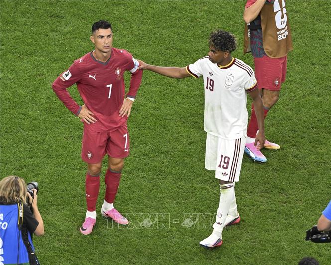 Tiền đạo Cristiano Ronaldo (trái) nhận được sự động viên của Lamine Yamal  khi anh cùng đội tuyển Bồ Đào Nha phải nói lời chia tay World Cup 2026. Ảnh: THX/TTXVN