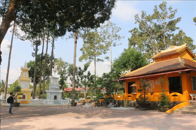 Di tích Chùa Linh Sơn (nằm trong Khu di tích khảo cổ Óc Eo-Ba Thê) với nhiều giá trị khảo cổ, luôn thu hút sự quan tâm của các nhà nghiên cứu và du khách. Ảnh: Công Mạo - TTXVN