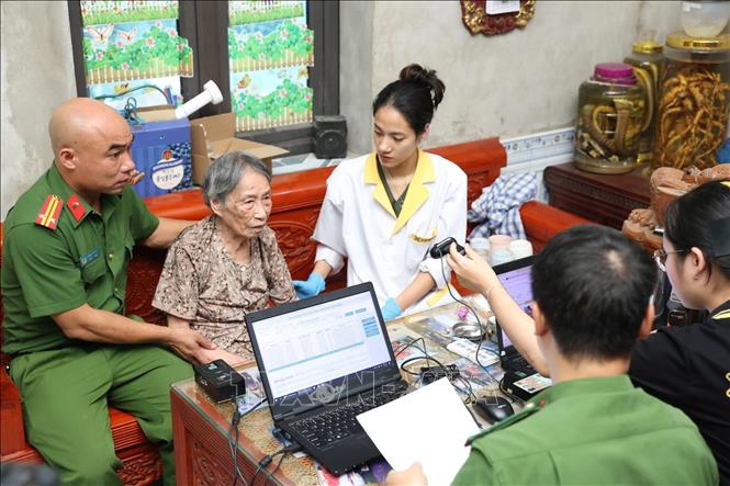 Cụ Mẫn Thị Mai (sinh năm 1935), em gái liệt sĩ Mẫn Bá Sinh ở thôn Trác Bút, xã Yên Phong, Bắc Ninh được cán bộ chức năng nhiệt tình đến tận nhà hỗ trợ làm thủ tục lấy mẫu ADN. Ảnh: Tiến Long/TTXVN phát
