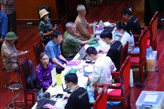 Quy trình thu nhận mẫu sinh phẩm ADN được thực hiện chặt chẽ, bảo đảm chính xác và an toàn. Ảnh: Tiến Long/TTXVN phát