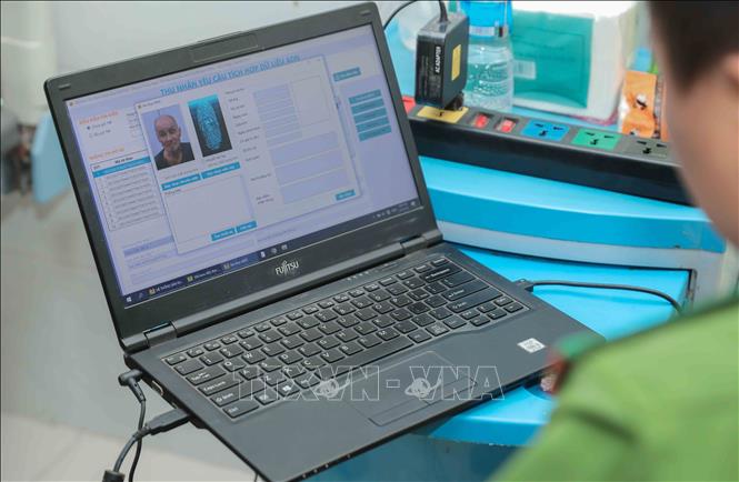Lực lượng Công an tỉnh Bắc Ninh và Công an xã Yên Phong đã trực tiếp đến tận giường bệnh để hỗ trợ lấy mẫu ADN cho các thân nhân liệt sĩ không thể đến điểm tập trung. Ảnh: Phan Phương-TTXVN