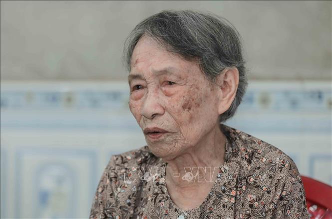 Cụ Mẫn Thị Mai (sinh năm 1935), em gái liệt sĩ Mẫn Bá Sinh ở thôn Trác Bút, xã Yên Phong, Bắc Ninh vô cùng xúc động khi được các cán bộ chức năng nhiệt tình đến tận nhà hỗ trợ làm thủ tục lấy mẫu ADN, thắp lên hy vọng đoàn tụ người thân sau bao năm chờ đợi. Ảnh: Phan Phương-TTXVN