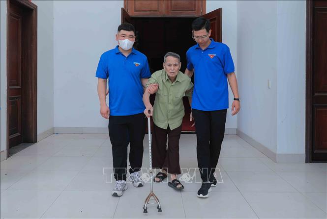 Lực lượng đoàn viên thanh niên xã tích cực đồng hành, hỗ trợ các cụ thân nhân Bet88.Com Link Nhà Cái Bet88 BMXCT Uy Tín liệt sĩ trong quá trình di chuyển và thực hiện thủ tục lấy mẫu ADN. Ảnh: Phan Phương-TTXVN
