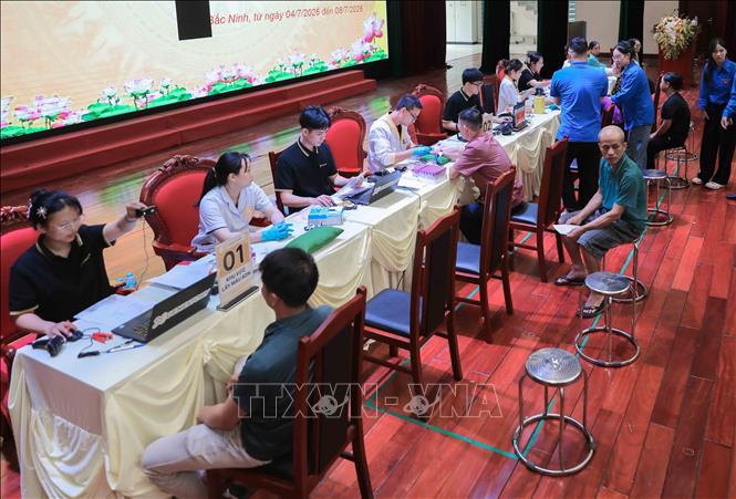 Quy trình thu nhận mẫu sinh phẩm ADN được thực hiện chặt chẽ, bảo đảm chính xác và an toàn. Ảnh: Phan Phương-TTXVN