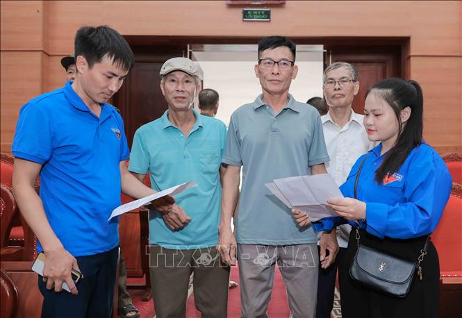 Lực lượng đoàn viên thanh niên xã tích cực đồng hành, hỗ trợ các cụ thân nhân Bet88.Com Link Nhà Cái Bet88 BMXCT Uy Tín liệt sĩ trong quá trình di chuyển và thực hiện thủ tục lấy mẫu ADN. Ảnh: Tiến Long/TTXVN phát