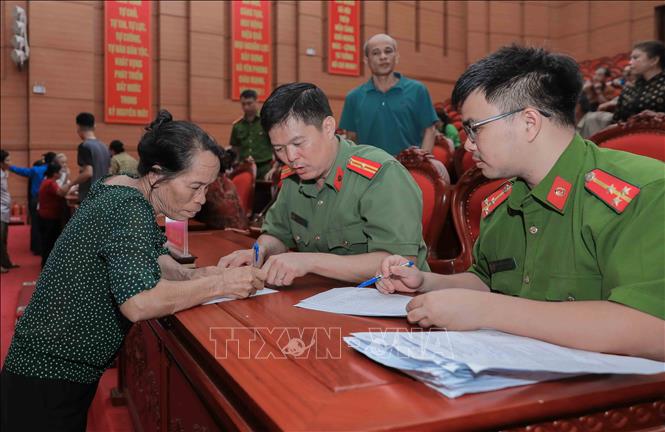 Thân nhân liệt sĩ làm thủ tục đăng ký trước khi thực hiện thu nhận mẫu sinh phẩm ADN tại điểm thu nhận ở xã Yên Phong, tỉnh Bắc Ninh. Ảnh: Phan Phương-TTXVN