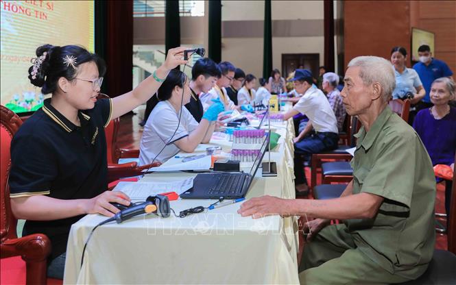 Lực lượng chức năng tiến hành quét khuôn mặt để xác thực thông tin công dân trên hệ thống VNeID, cập nhật dữ liệu đồng bộ vào hệ thống quản lý của đơn vị Genestory nhằm phục vụ công tác giám định. Ảnh: Phan Phương-TTXVN