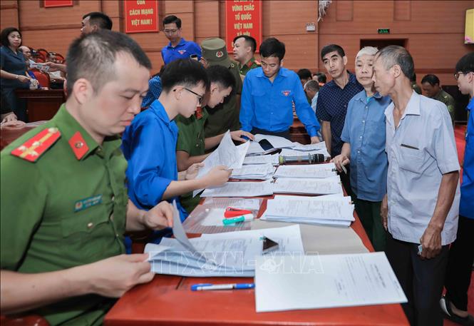 Thân nhân liệt sĩ làm thủ tục đăng ký trước khi thực hiện thu nhận mẫu sinh phẩm ADN tại điểm thu nhận ở xã Yên Phong, tỉnh Bắc Ninh. Ảnh: Phan Phương-TTXVN
