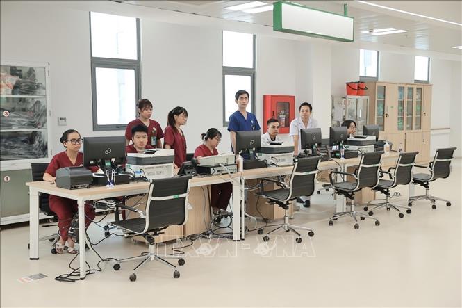 Tại khoa Cấp cứu, nhân viên Bet88013 com nổ hũ của Bệnh viện đã túc trực, sắp xếp lại thiết bị, dụng cụ phục vụ khám chữa bệnh. Ảnh: Minh Quyết - TTXVN