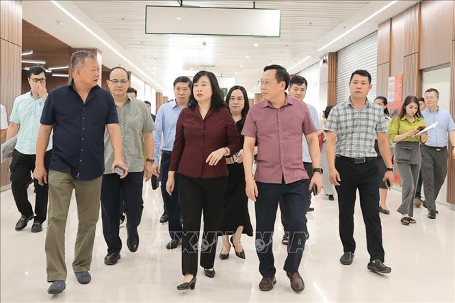 Đoàn công tác đi kiểm tra thực tế tại Bệnh viện Hữu nghị Việt Đức cơ sở Ninh Bình trước khi chính thức đi vào hoạt động. Ảnh: Minh Quyết - TTXVN