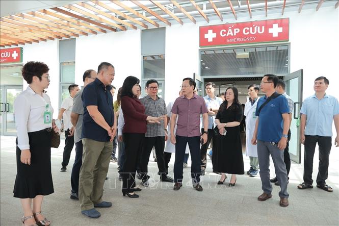 Đoàn công tác đi kiểm tra công tác chuẩn bị tại Bệnh viện Hữu nghị Việt Đức cơ sở Ninh Bình. Ảnh: Minh Quyết - TTXVN