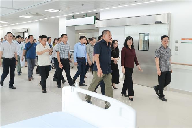 Đoàn công tác kiểm tra công tác bố trí nhân lực, bảo đảm bệnh viện sẵn sàng tiếp nhận người bệnh sau khi chính thức đi vào hoạt động. Ảnh: Minh Quyết - TTXVN