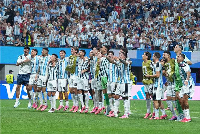 Các tuyển thủ Argentina ăn mừng chiến thắng kịch tính của đội nhà. Ảnh: THX/TTXVN phát