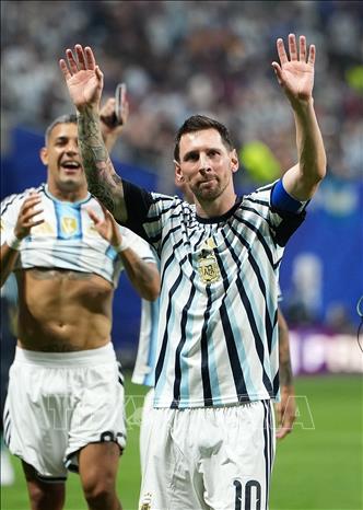 Lionel Messi đã sút hỏng penalty khiến Argentina đối mặt với nguy cơ bị loại, nhưng cũng chính tiền đạo số 10 vực dậy đội nhà bằng các pha kiến tạo thành bàn và một siêu phẩm, giúp Argentina giành vé đi tiếp. Ảnh: THX/TTXVN phát
