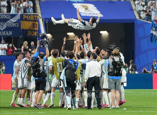 Niềm vui chiến thắng của các tuyển thủ Argentina trong trận cầu gặp Ai Cập đầy kịch tính. Ảnh: THX/TTXVN phát