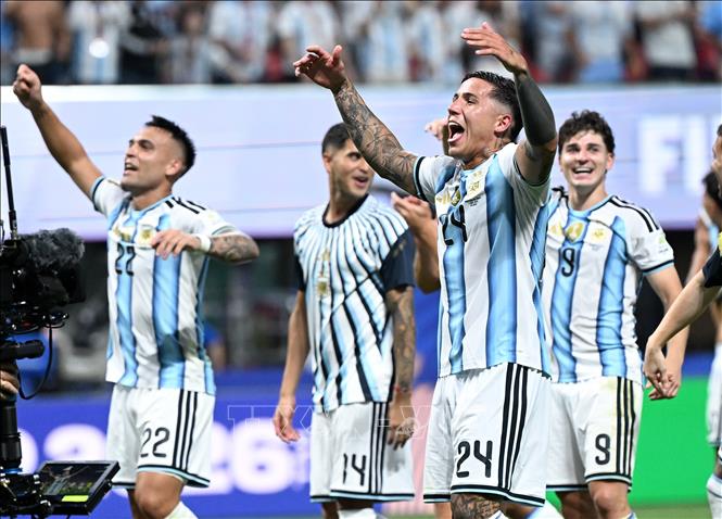 Các tuyển thủ Argentina ăn mừng chiến thắng kịch tính của đội nhà. Ảnh: THX/TTXVN phát